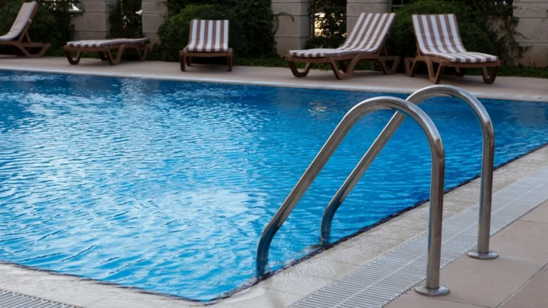 Su yalıtımı yapılmış villa havuzu ve paslanmaz havuz merdiveni