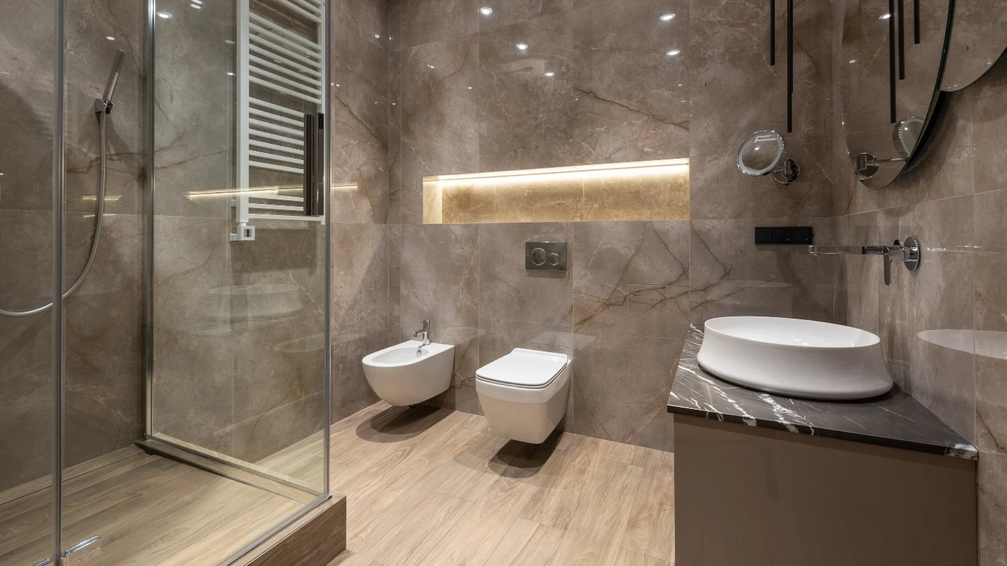 Küvet yerine yapılmış zemine sıfır duş ve modern banyo