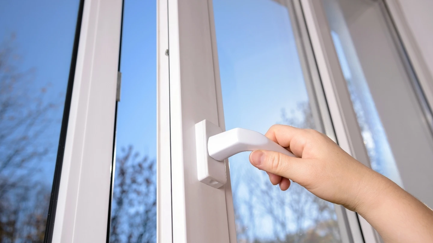 PVC pencere kolunu tutan el ve pencere ayarı