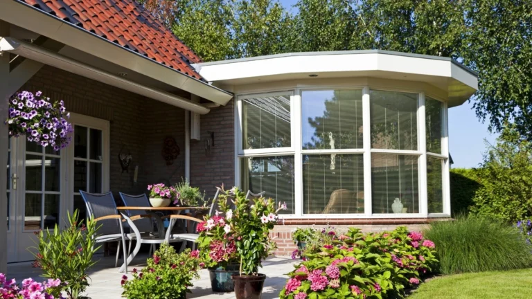 Villa cephesinde cumbalı pencere ve bahçe terası