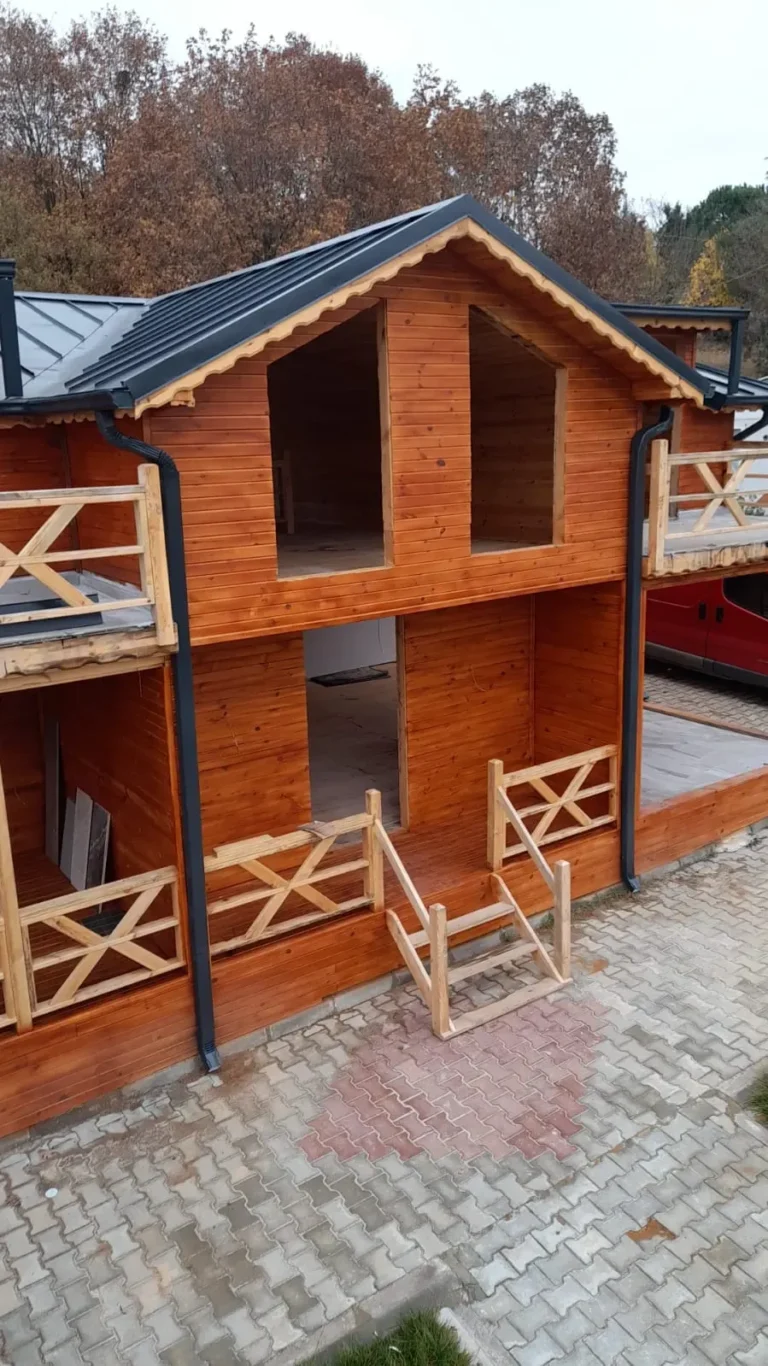 İki katlı ahşap ev ve balkon korkulukları