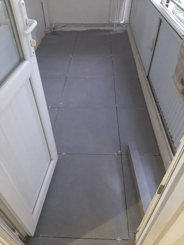 Balkon zemininde gri seramik uygulaması