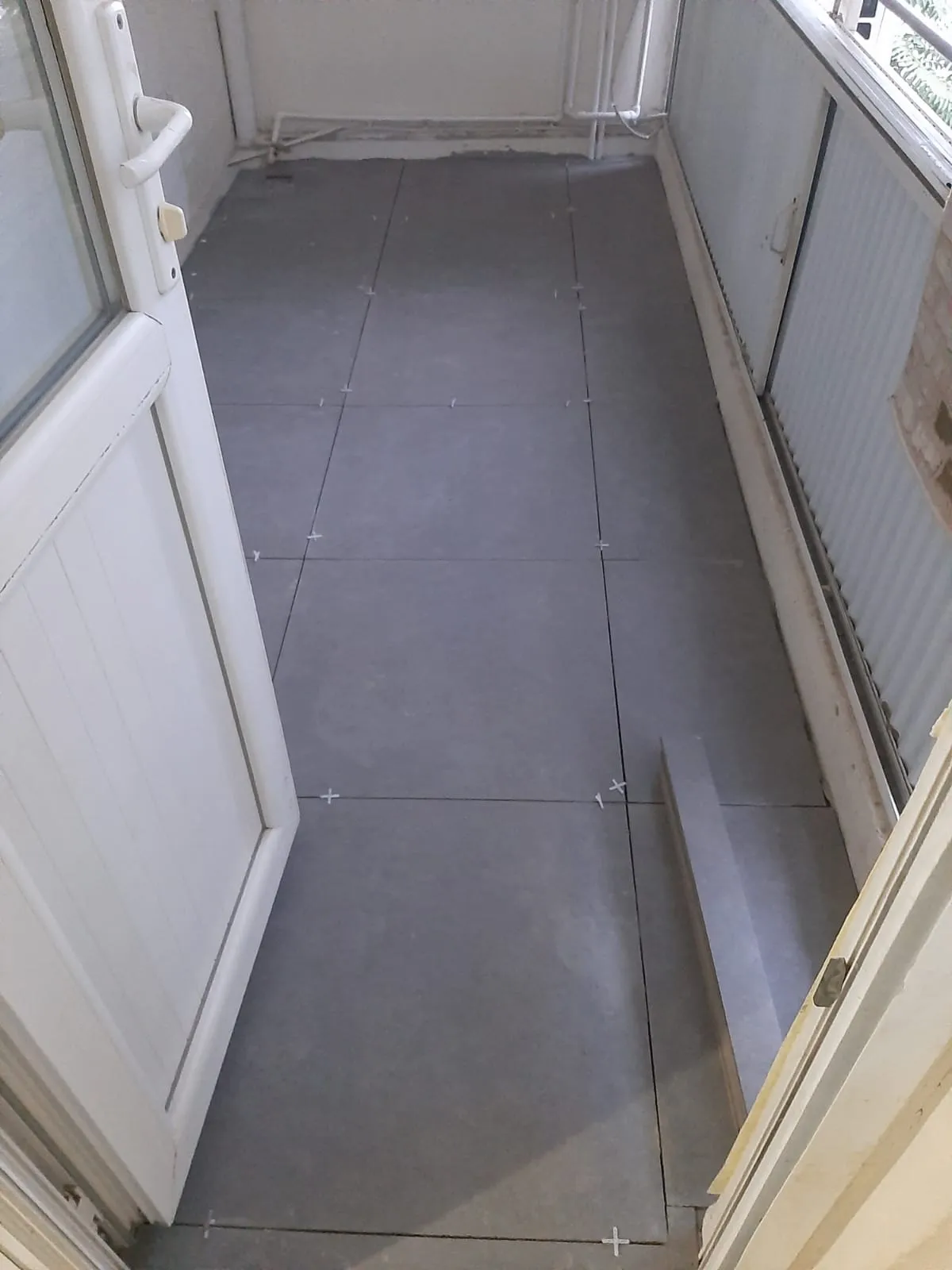 Balkon zemininde gri seramik uygulaması