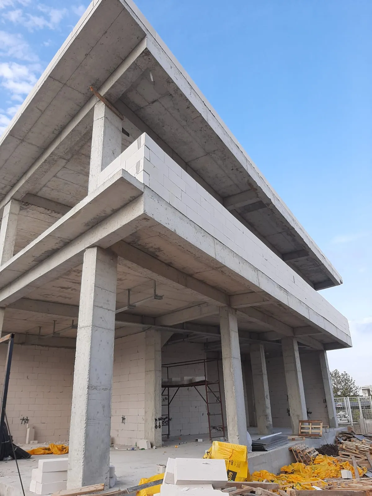 Betonarme karkas halindeki bina inşaatı
