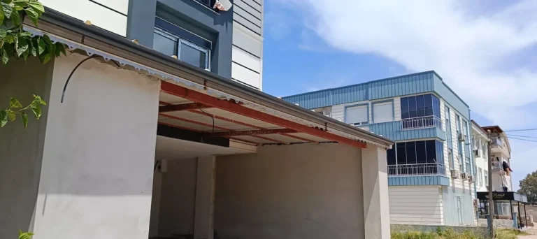 Bina cephesinde saçak ve çatı birleşimi