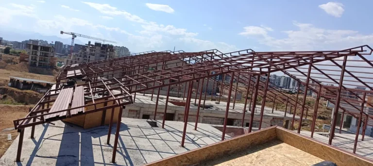 Şantiyede kurulan çelik çatı karkası