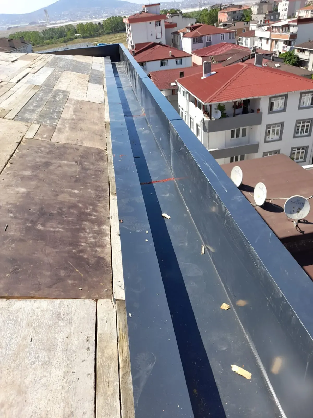 Çatıda gizli dere ve OSB kaplama detayı