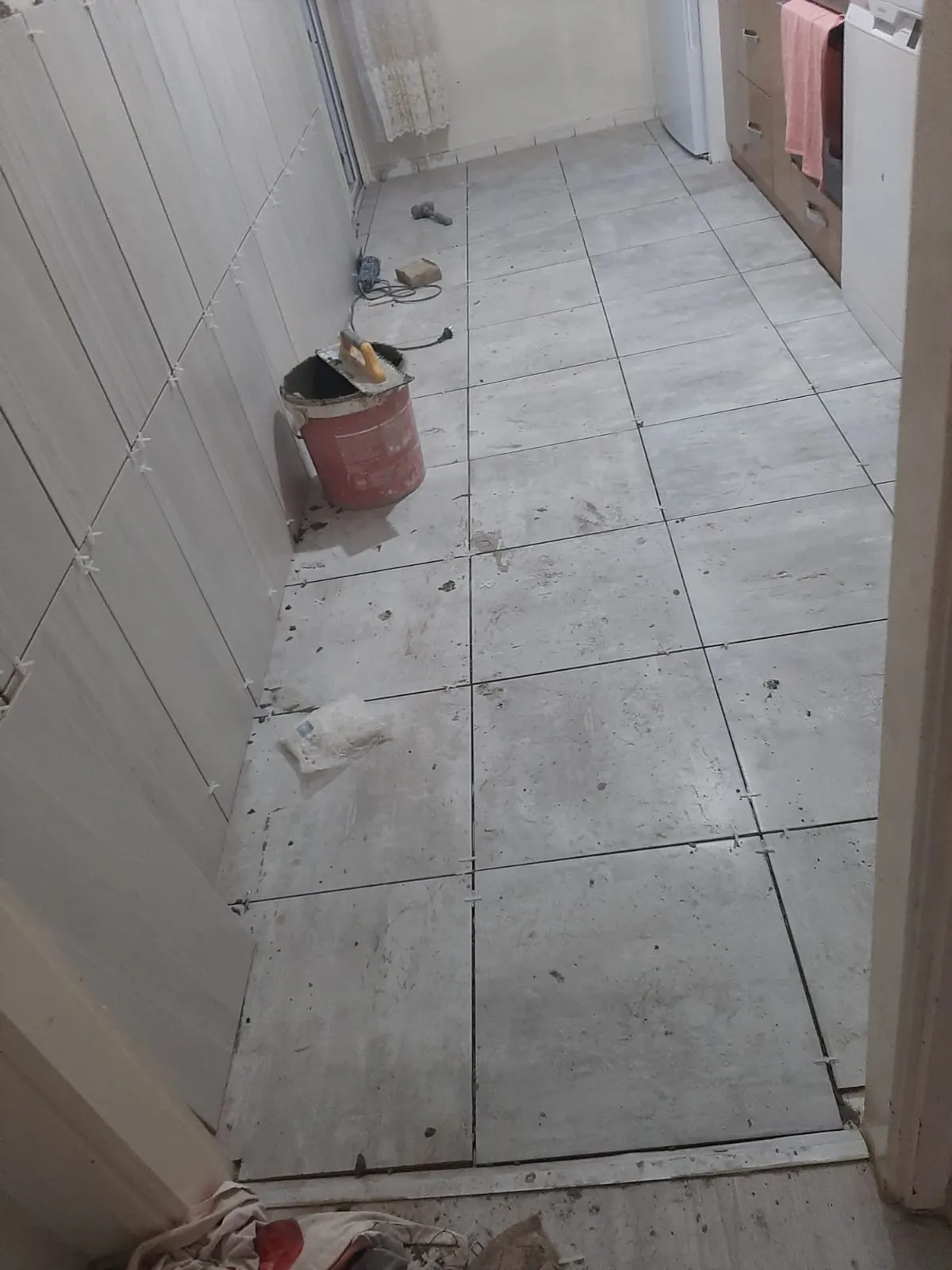 Kaplama öncesi şap atılmış iç mekân zemini