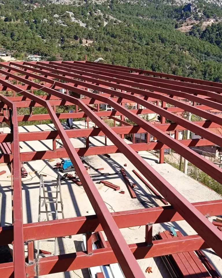 Kırmızı boyalı çelik çatı karkas sistemi