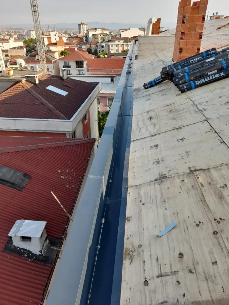 Bitişik çatılar arasında dere hattı görünümü