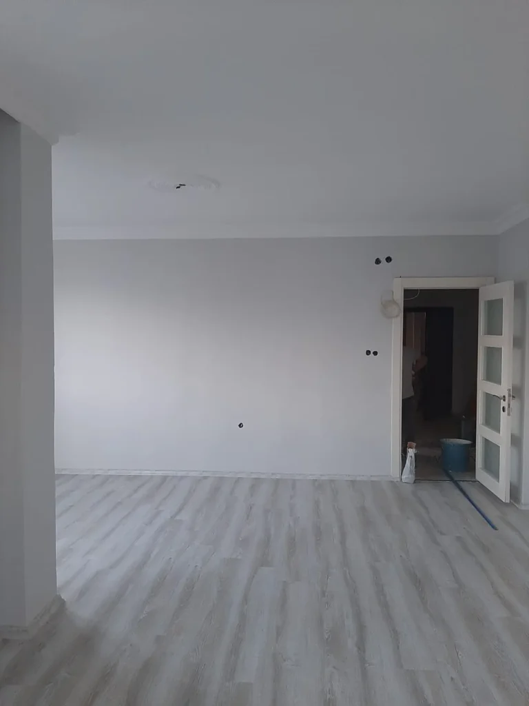 Yeni boyanmış laminat zeminli boş oda