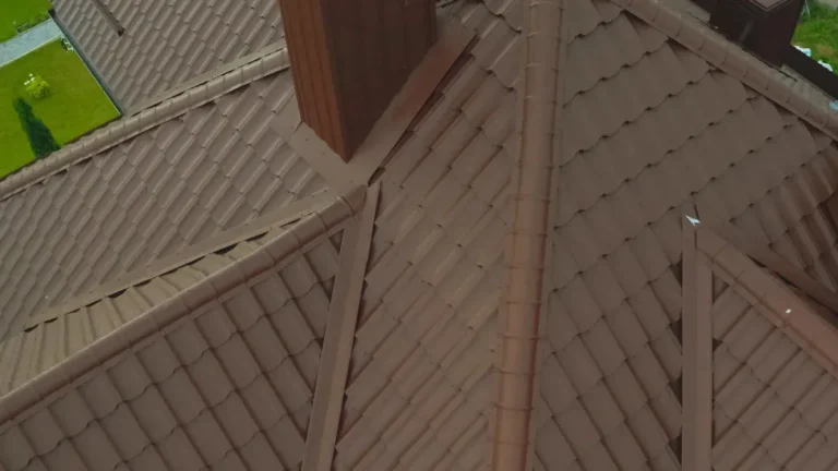 Kiremit desenli metal çatı kaplamasının görünümü