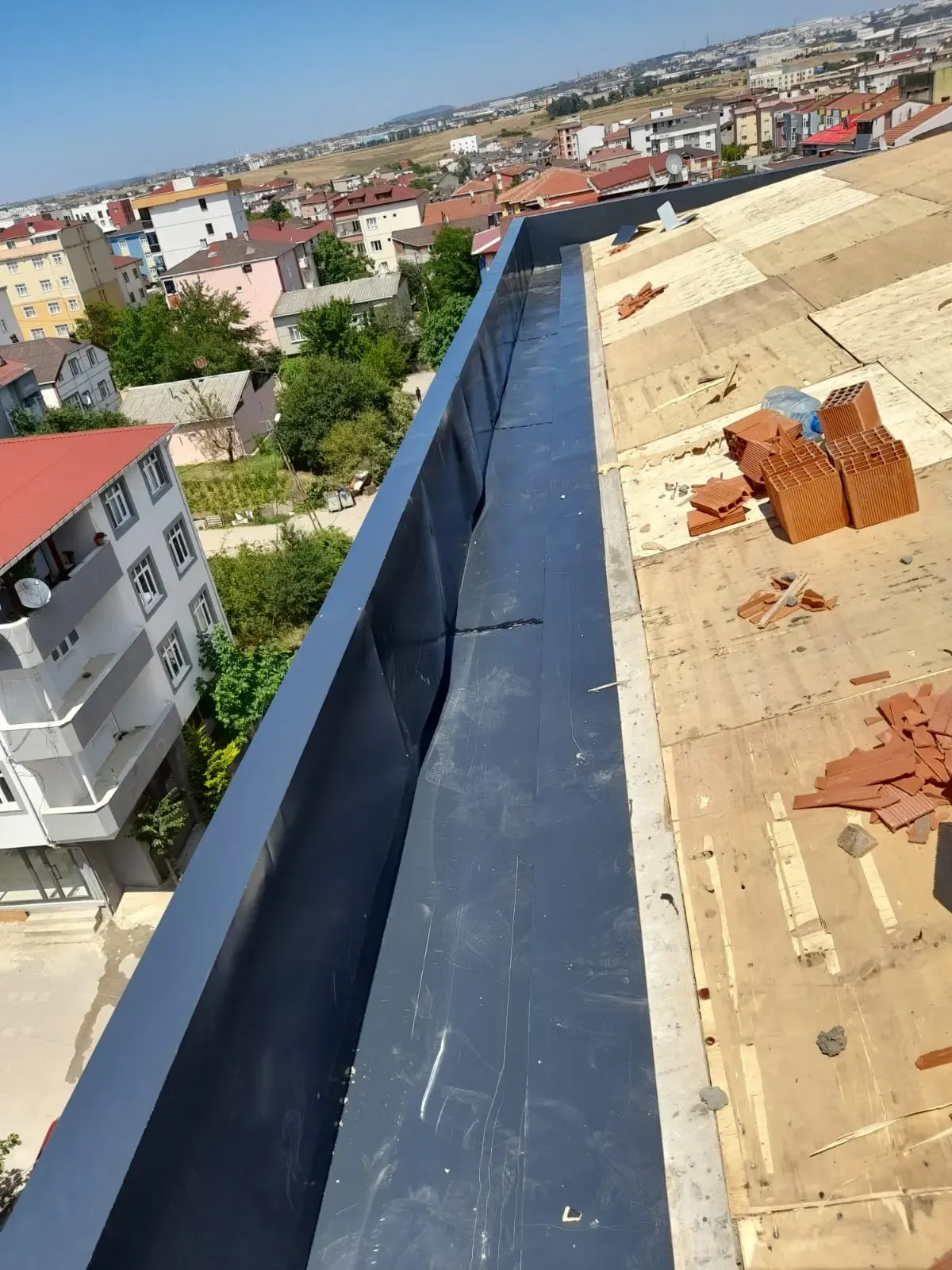 Çatı parapetinde su yalıtım membranı dönüş detayı