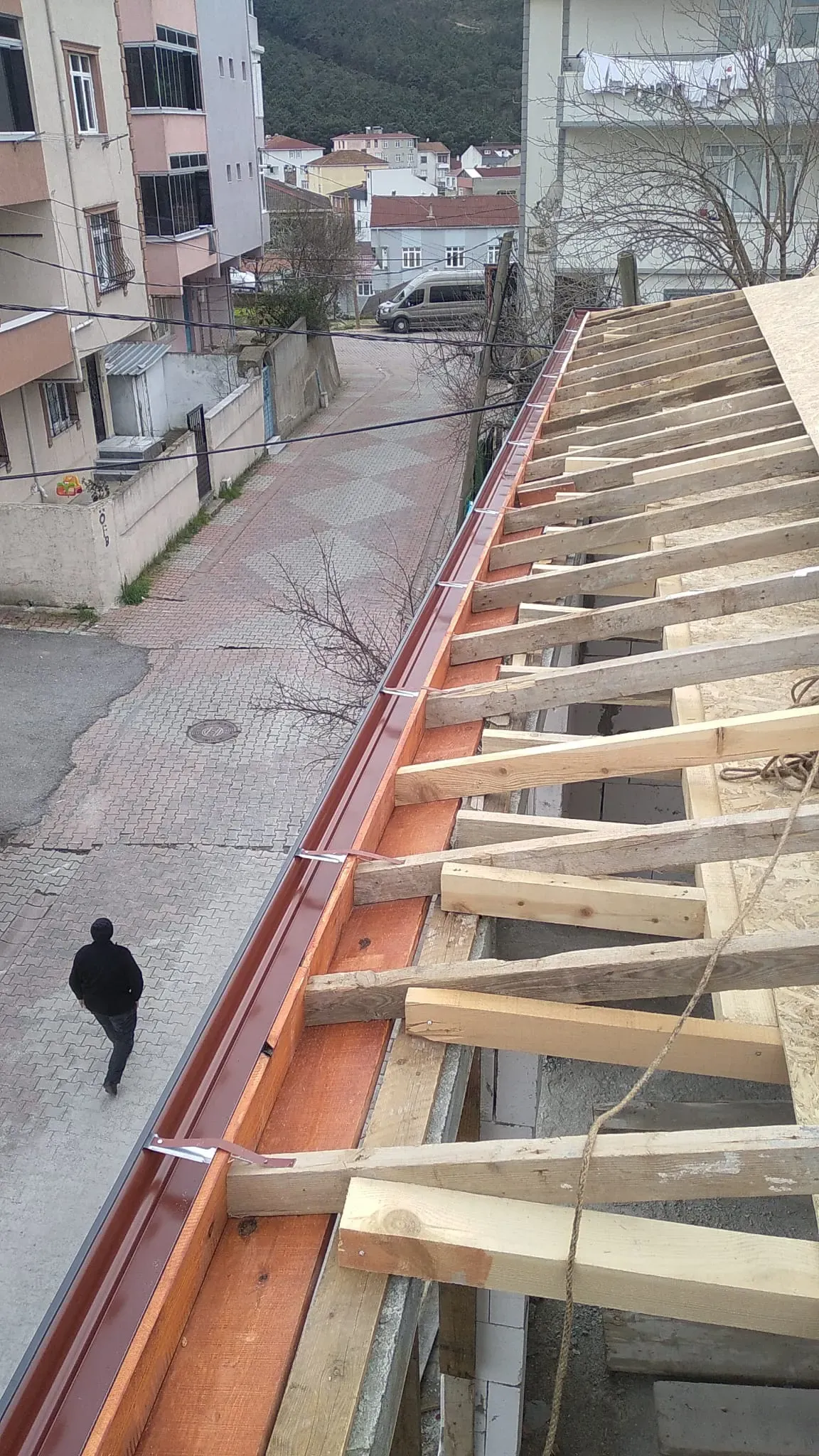 Saçak boyunca ahşap oluk hattı hazırlığı