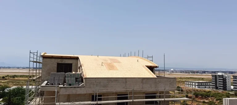 Şantiyede OSB kaplamalı çatının uzaktan görünümü