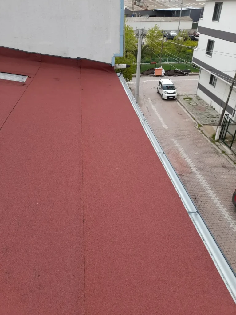Teras çatıda kırmızı membranın tamamlanmış hali