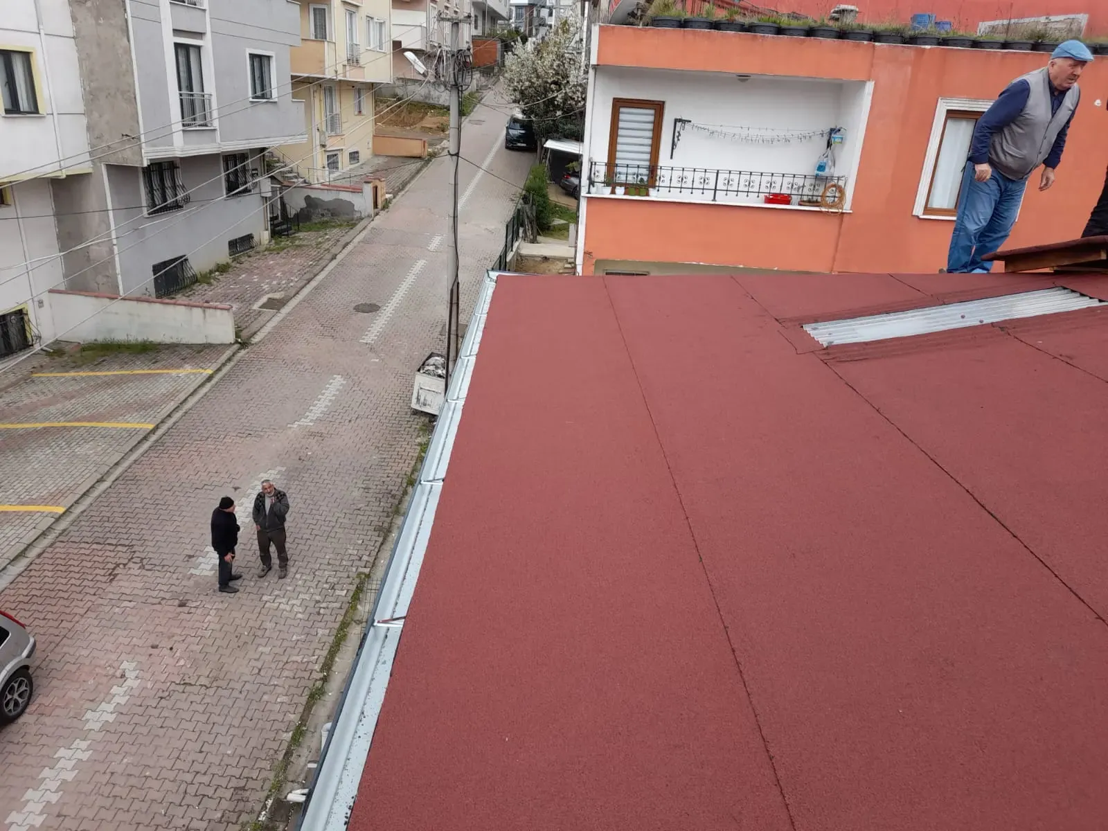 Apartman terasında kırmızı membran kaplama