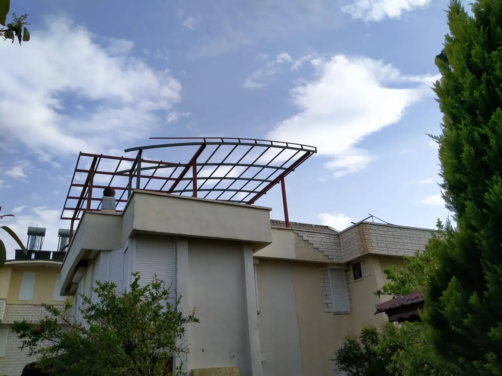 Bina terasına kurulan çelik çatı karkas konstrüksiyonu